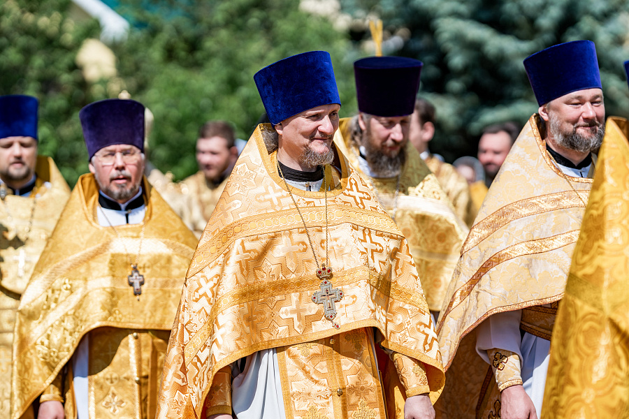 Божественная литургия в Никольском храме посёлка Володарского Ленинского г.о. в день перенесения мощей святителя Николая Чудотворца